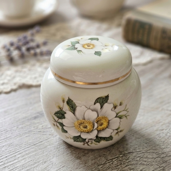 Sadler Other - Sadler Dogwood Blossom Floral Ginger Jar Lidded England 4"